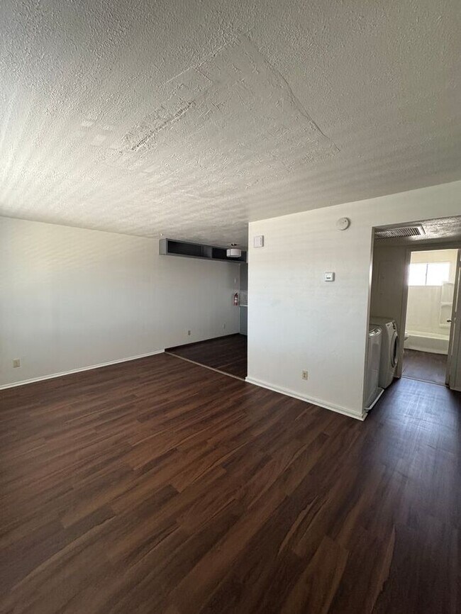 Building Photo - Sleek 2BD/1BA Midtown Tucson Residence w/ In-Unit W/D & No Carpet | 85716