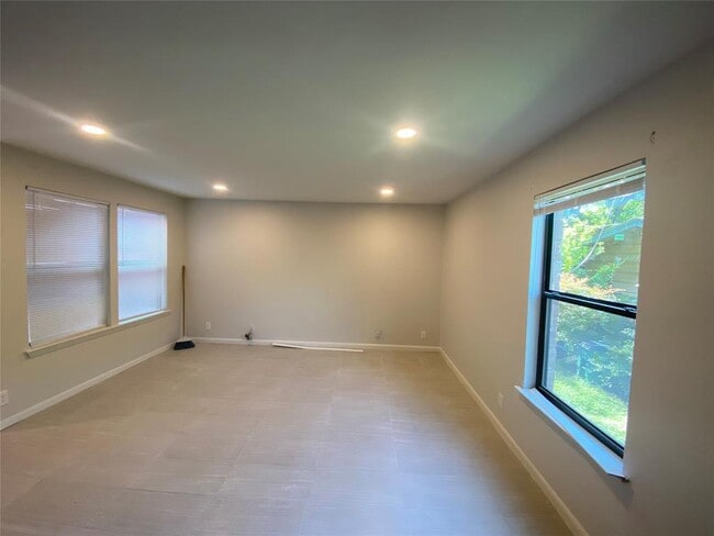 Building Photo - 2222 Mission Hill Dr