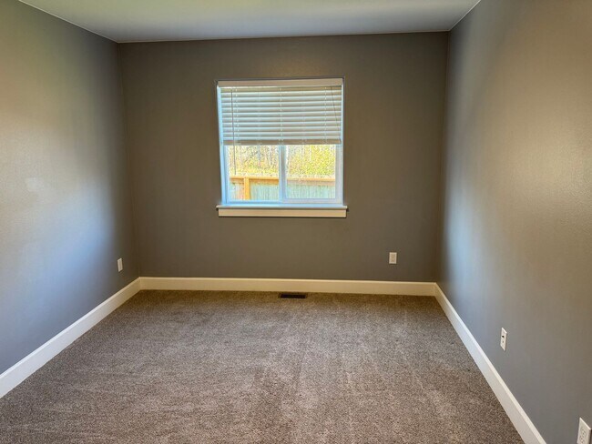 Building Photo - 741 Selina Ln