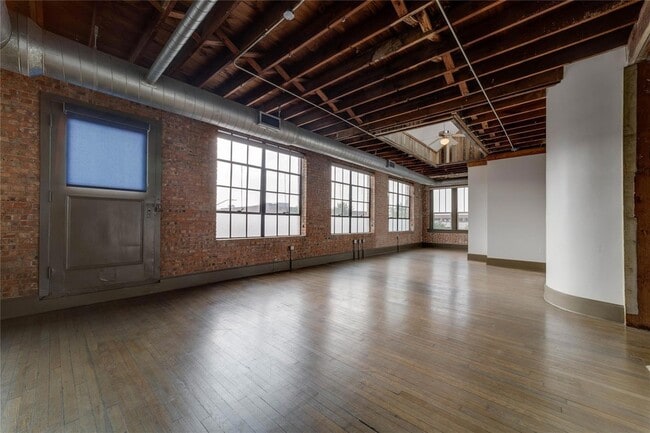 Building Photo - 709 W Magnolia Ave