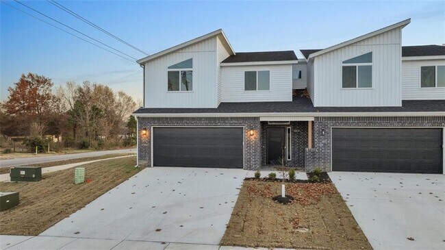 Building Photo - 1851 Lapis Ave