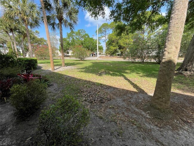 Building Photo - 211 Pine Ct