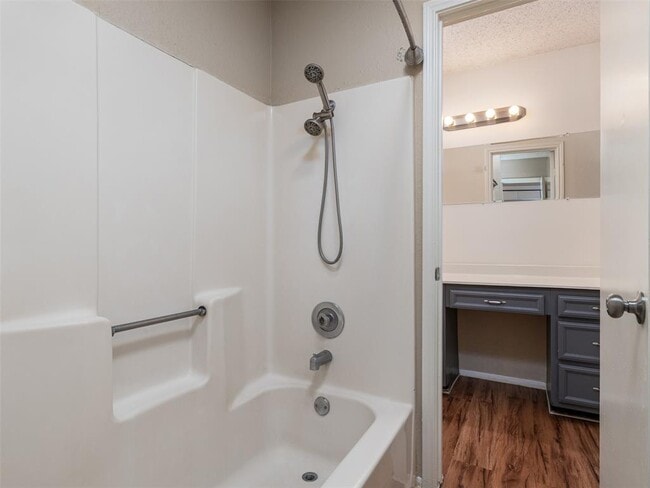 Building Photo - 706 Rollingway Dr