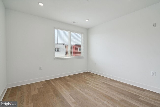 Building Photo - 1419 W Grange Ave