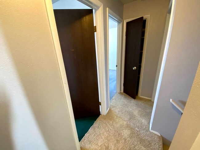 Building Photo - 3 Bedroom, 1.5 Bathroom Townhouse Next to High School and Middle School