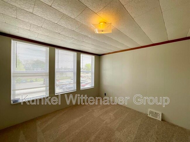 Building Photo - 614 W Monroe St