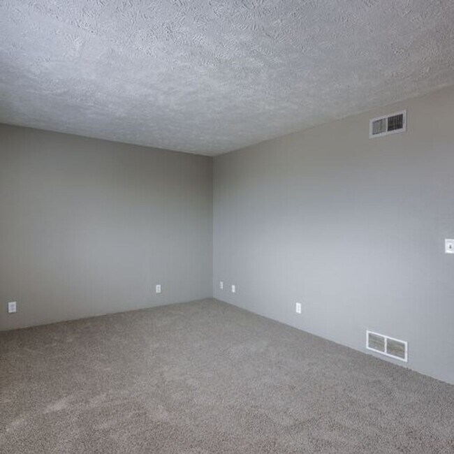 Building Photo - Spacious Apartments Located in the Heart o...