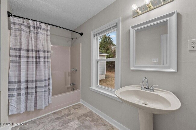 Building Photo - "Charming 4-Bedroom Home with 2 Full Baths on Murrill Hill Road – Your Perfect Jacksonville Retre...