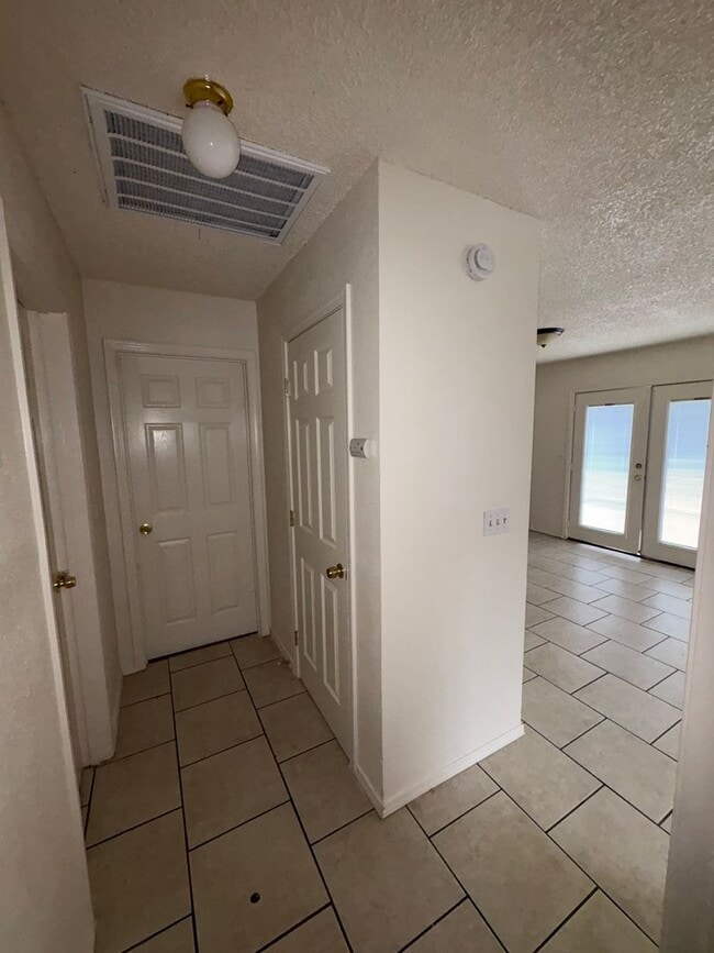 Building Photo - SE Tulare Home Near Shopping Center Rent Ready!