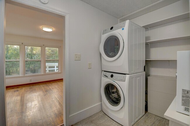 Building Photo - 1045 Riverview Dr