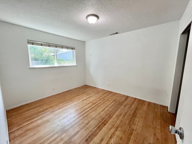 Building Photo - Fall Rental: Charming 2-bedroom, 1-bathroom duplex near UC Davis featuring central heating and ai...