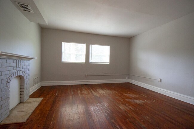 Building Photo - 408 W Howry Ave