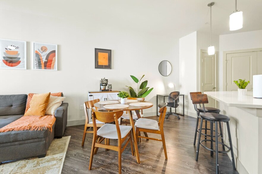 Building Photo - 8122 Midtown Blvd