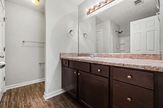 Building Photo - Must See 3BR/2.5BA Home in East Point!