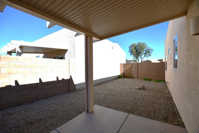 Building Photo - 2300 E Magma Rd