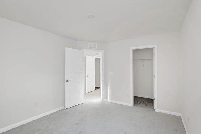 Building Photo - 668 Branson Dr