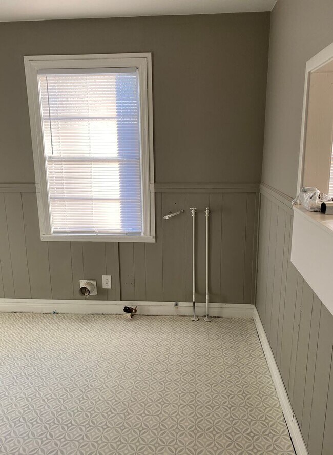 Building Photo - 2 Bed 1 Bath with Large backyard