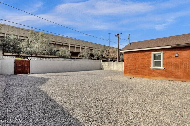 Building Photo - 1533 W Culver St