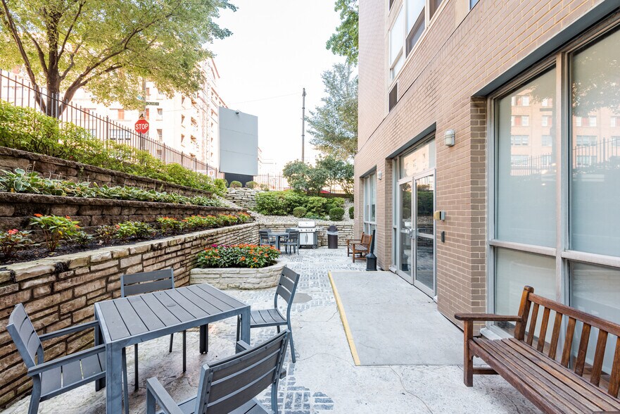 Building Photo - 210 N 17th St