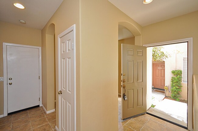 Building Photo - Stunning 3 Bedroom Condo in San Marcos wit...