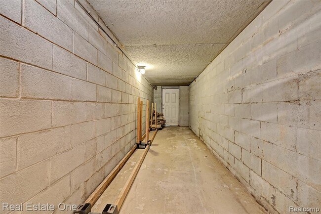 Building Photo - 5307 Metamora Rd