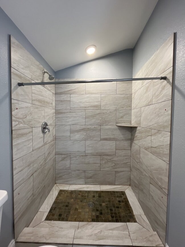 Building Photo - ALL UTILITIES INCLUDED STUDIO CENTRALLY LO...