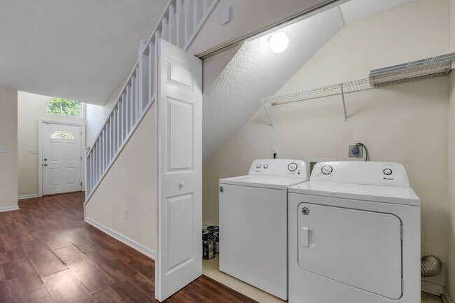 Building Photo - NE Tallahassee Townhome with Community Pool