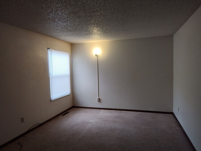 Building Photo - ALL PROSPECTIVE TENANTS MUST SUBMIT A ON L...