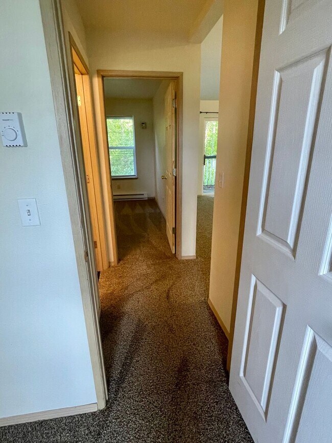 Building Photo - 2-Bedroom 1 Bathroom Apartment near Walking Trails and Whatcom Falls Park