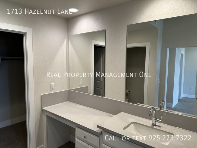 Building Photo - 1713 Hazelnut Ln