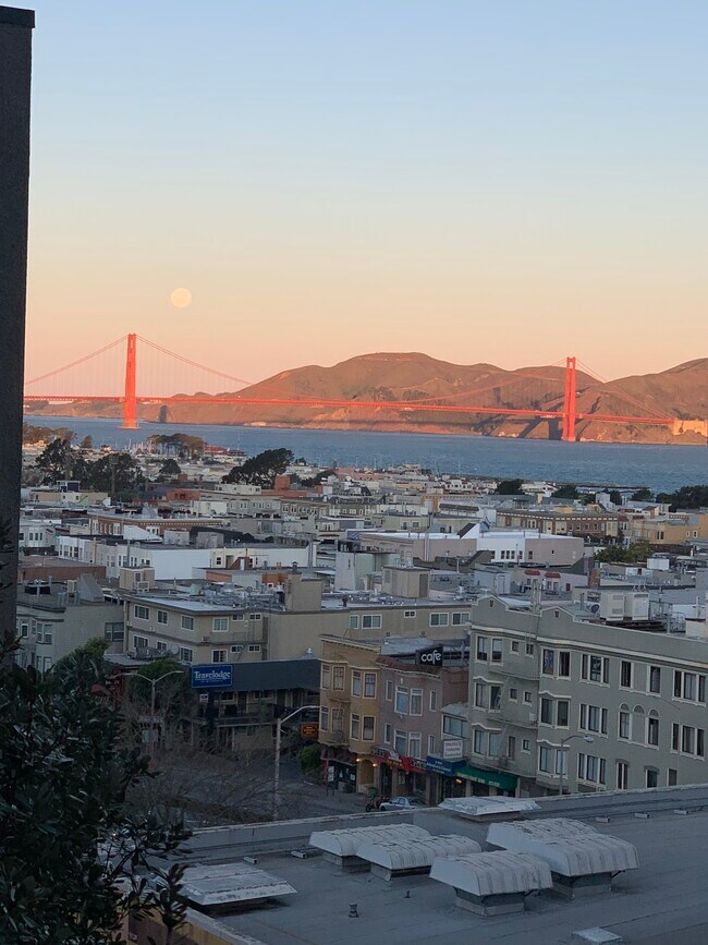 GG views. - 1450 Greenwich St