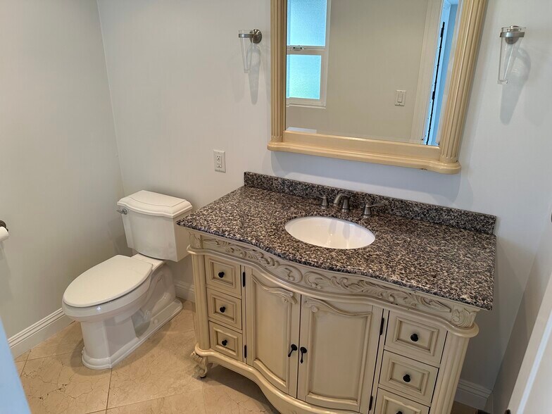 Guest Bathroom - 10616 Bothwell Rd