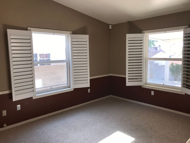 Building Photo - 3 bed 2 full bath
