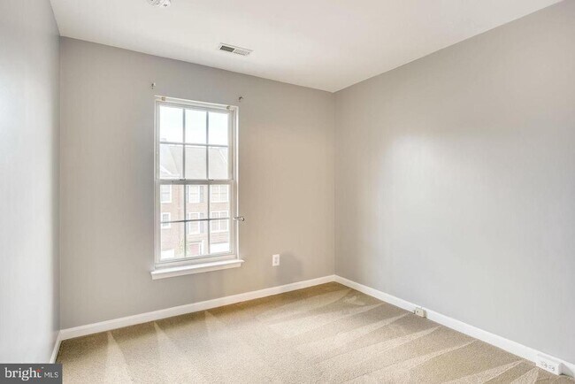 Building Photo - 25242 Dunvegan Square