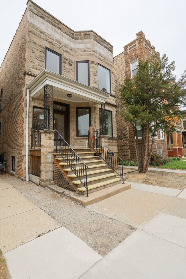 Primary Photo - 2230 W Wilson Ave