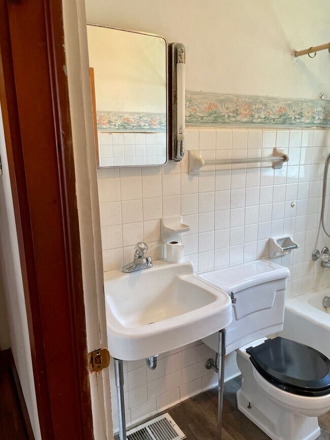 Building Photo - 3 bed/1 bath home near Upland Brewery avai...