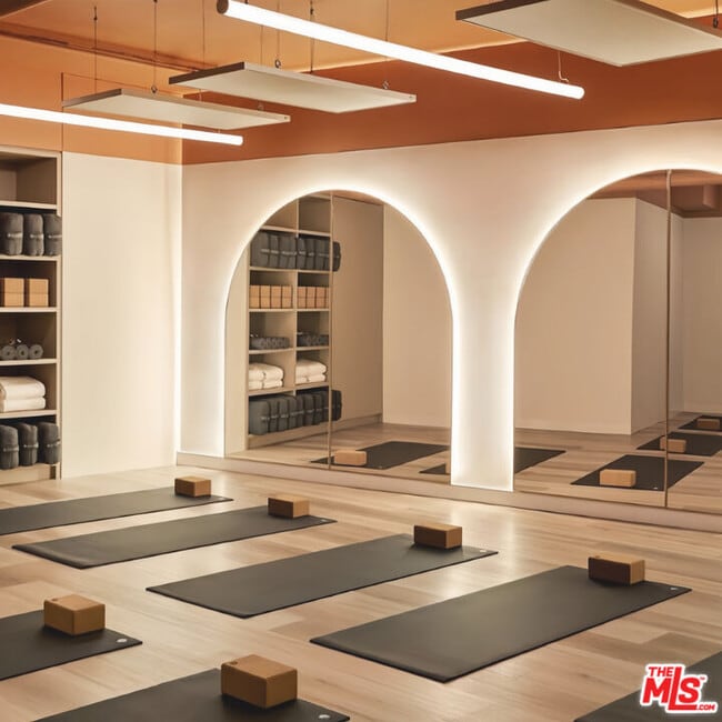 Building Photo - 549 S Harvard Blvd