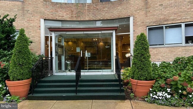 Building Photo - 100 West Ave