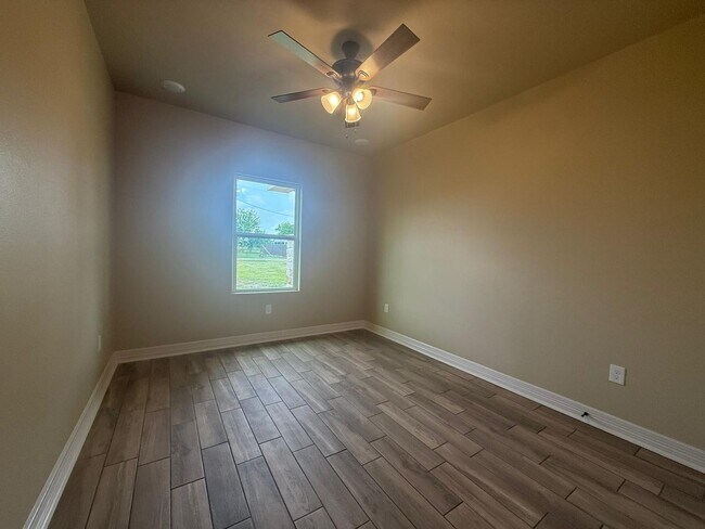 Building Photo - 1075 County Rd 678 E Natalia, TX 78059