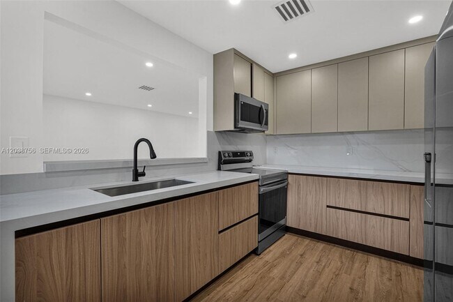 Building Photo - 8201 SW 42nd St