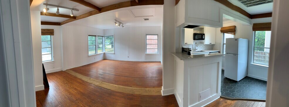 Living Rom - 6310 Greenbriar Dr