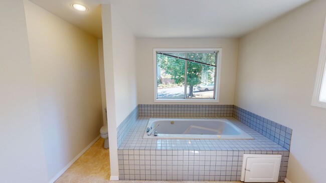 Building Photo - Prime Mountain Park Location! Minutes to D...