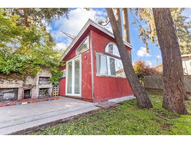 Building Photo - Gorgeous College Hill 4 BD, 3BA in desirab...