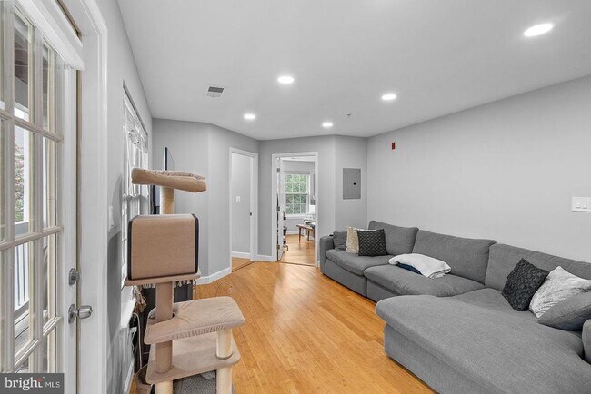 Building Photo - 645 Constellation Square SE