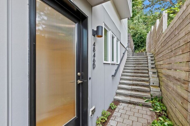 Building Photo - Sweet Ultra-Modern Air-Conditioned West Seattle Townhome w/ Parking
