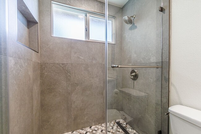 Building Photo - Beautifully Renovated 3-Bedroom Home in Pr...