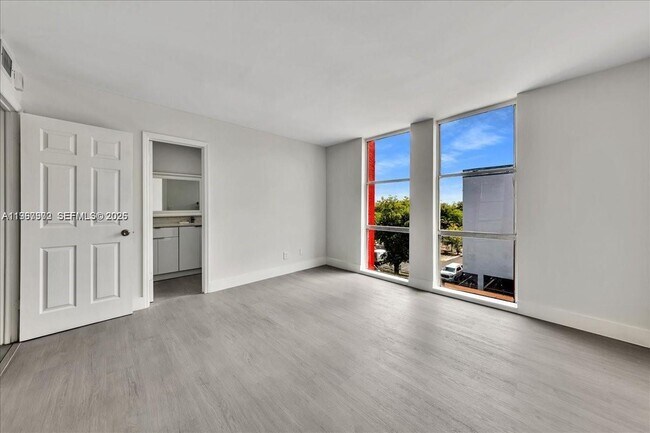 Building Photo - 1750 W 46th St