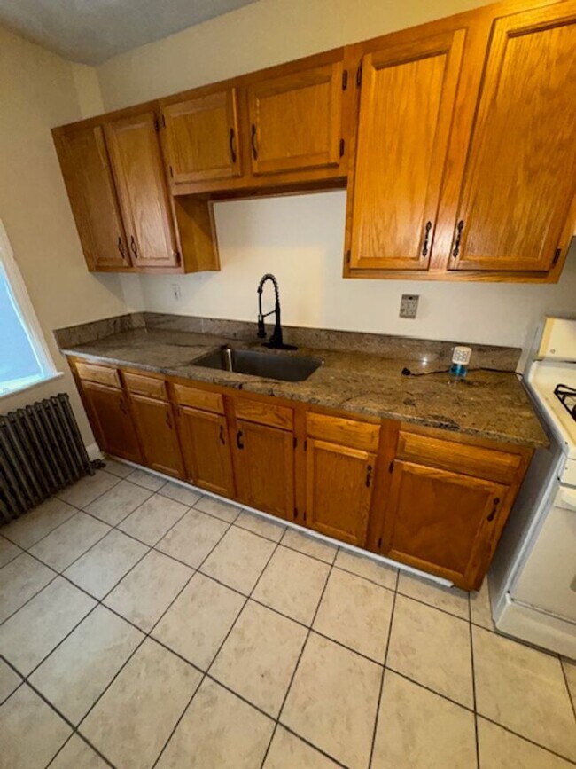 Building Photo - Charming 1 Bedroom Apt