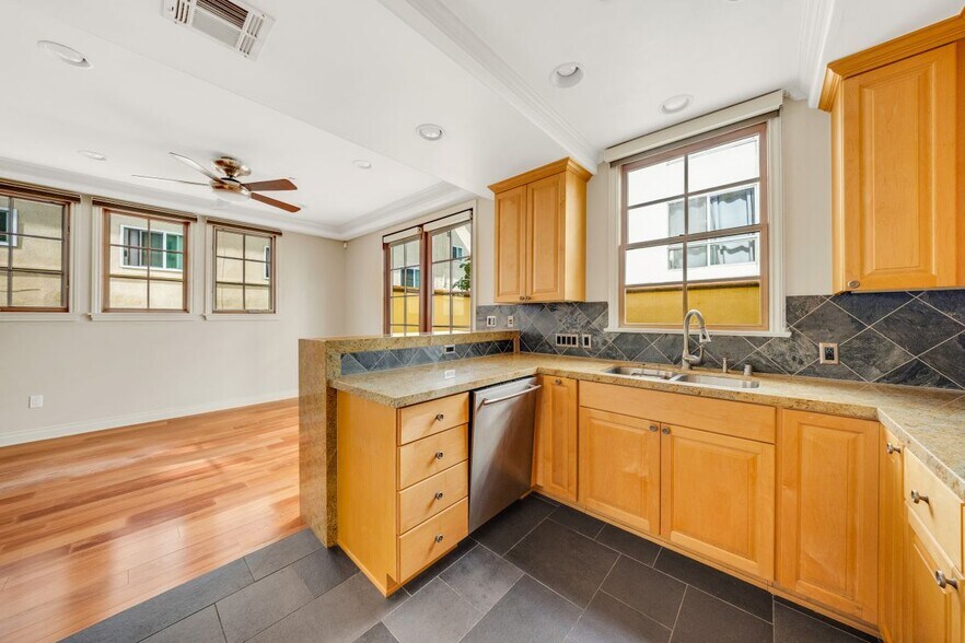 Building Photo - 985 N Michillinda Ave