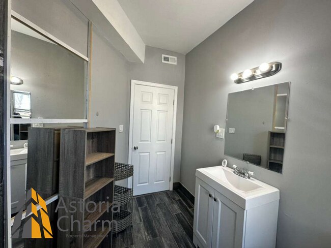 Building Photo - 3004 Clifton Ave